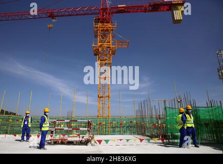 Addis Abeba, Äthiopien. 26th. November 2021. Das am 26. November 2021 aufgenommene Foto zeigt die Baustelle des Hauptquartiers Building Phase I Project der Africa Centers for Disease Control and Prevention (Africa CDC) in Addis Abeba, Äthiopien. Die Kommission der Afrikanischen Union (AU) hat am Freitag die strukturelle Fertigstellung des Hauptgebäudes des chinesischen künftigen Hauptquartiers des CDC in Afrika markiert."Roundup: AU markiert Meilenstein beim Bau eines von China unterstützten wegweisenden Projekts zur Krankheitsbekämpfung und Prävention" Quelle: Wang Ping/Xinhua/Alamy Live News Stockfoto