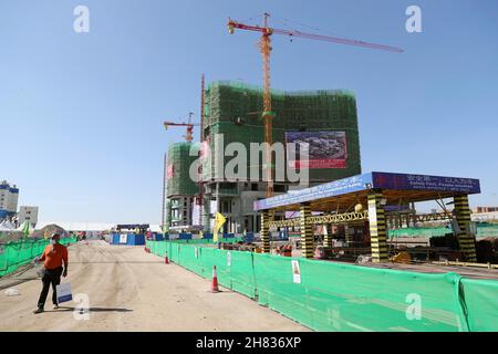 Addis Abeba, Äthiopien. 26th. November 2021. Das am 26. November 2021 aufgenommene Foto zeigt die Baustelle des Hauptquartiers Building Phase I Project der Africa Centers for Disease Control and Prevention (Africa CDC) in Addis Abeba, Äthiopien. Die Kommission der Afrikanischen Union (AU) hat am Freitag die strukturelle Fertigstellung des Hauptgebäudes des chinesischen künftigen Hauptquartiers des CDC in Afrika markiert."Roundup: AU markiert Meilenstein beim Bau eines von China unterstützten wegweisenden Projekts zur Krankheitsbekämpfung und Prävention" Quelle: Wang Ping/Xinhua/Alamy Live News Stockfoto