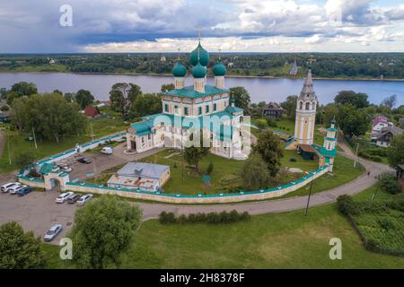 Auferstehungskathedrale an einem bewölkten Tag im Juli. Tutaew (Romanow-Borisoglebsk). Jaroslawl-Region, Russland Stockfoto