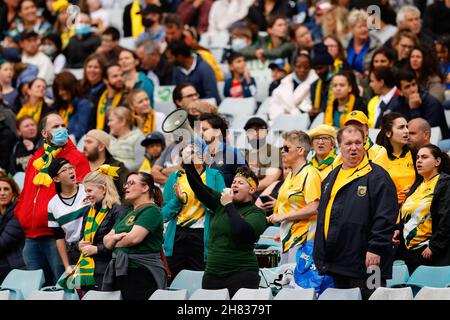 Sydney, Australien. 27th. November 2021. Australische Fans beim Freundschaftsspiel der Frauen zwischen Australien Women (Commonwealth Bank Matildas) und USA Women (USWNT) am 27. November 2021 im Stadion Australia, Sydney, Australien. Foto von Peter Dovgan. Nur zur redaktionellen Verwendung, Lizenz für kommerzielle Nutzung erforderlich. Keine Verwendung bei Wetten, Spielen oder Veröffentlichungen einzelner Clubs/Vereine/Spieler. Kredit: UK Sports Pics Ltd/Alamy Live Nachrichten Stockfoto