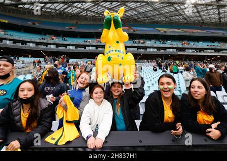 Sydney, Australien. 27th. November 2021. Australien-Fans beim Freundschaftsspiel der Frauen zwischen Australien Women (Commonwealth Bank Matildas) und USA Women (USWNT) am 27. November 2021 im Stadion Australia, Sydney, Australien. Foto von Peter Dovgan. Nur zur redaktionellen Verwendung, Lizenz für kommerzielle Nutzung erforderlich. Keine Verwendung bei Wetten, Spielen oder Veröffentlichungen einzelner Clubs/Vereine/Spieler. Kredit: UK Sports Pics Ltd/Alamy Live Nachrichten Stockfoto