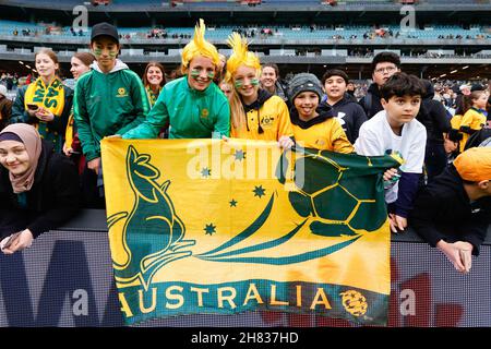 Sydney, Australien. 27th. November 2021. Australien-Fans beim Freundschaftsspiel der Frauen zwischen Australien Women (Commonwealth Bank Matildas) und USA Women (USWNT) am 27. November 2021 im Stadion Australia, Sydney, Australien. Foto von Peter Dovgan. Nur zur redaktionellen Verwendung, Lizenz für kommerzielle Nutzung erforderlich. Keine Verwendung bei Wetten, Spielen oder Veröffentlichungen einzelner Clubs/Vereine/Spieler. Kredit: UK Sports Pics Ltd/Alamy Live Nachrichten Stockfoto