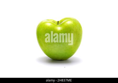 Grüner Apfel herzförmig. Auf weißem Hintergrund. Stockfoto