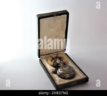 Antike Rassel, für Babys, Jahrgang 1925, in Silber, in Box. Stockfoto