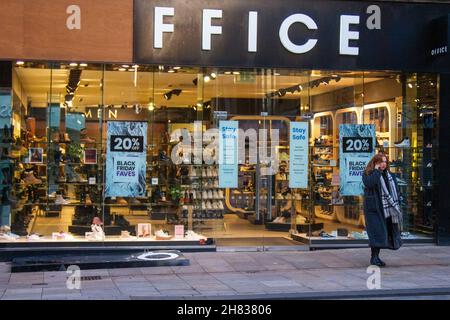 Preston, Lancashire. UK Wetter: Stay Safe Advice Signs: Fast verpassen für Käufer als BÜRO, Modeschuhspezialist, Facia-Zeichen wird durch starke Winde im Stadtzentrum von Preston entfernt. Quelle: MediaWorldImages/AlamyLiveNews Stockfoto