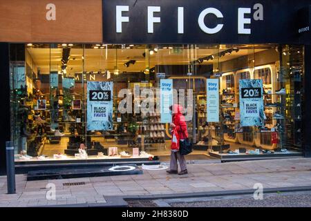 Preston, Lancashire. UK Wetter: Stay Safe Advice Signs: Fast verpassen für Käufer als BÜRO, Modeschuhspezialist, Facia-Zeichen wird durch starke Winde im Stadtzentrum von Preston entfernt. Quelle: MediaWorldImages/AlamyLiveNews Stockfoto