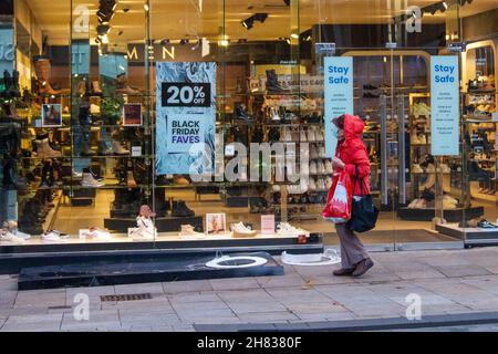 Preston, Lancashire. UK Wetter: Stay Safe Advice Signs: Fast verpassen für Käufer als BÜRO, Modeschuhspezialist, Facia-Zeichen wird durch starke Winde im Stadtzentrum von Preston entfernt. Quelle: MediaWorldImages/AlamyLiveNews Stockfoto