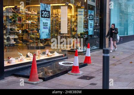 Preston, Lancashire. UK Wetter: Stay Safe Advice Signs: Fast verpassen für Käufer als BÜRO, Modeschuhspezialist, Facia-Zeichen wird durch starke Winde im Stadtzentrum von Preston entfernt. Quelle: MediaWorldImages/AlamyLiveNews Stockfoto