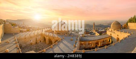 Panorama von Mardin, Türkei. Die Altstadt bei Sonnenaufgang. Blick von Zinciriye Madrasah. Stockfoto