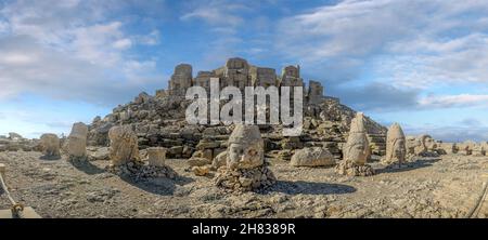 Alte Statuen auf dem Nemrut Berg in Adiyaman, Türkei. Das UNESCO-Weltkulturerbe. Grab des Königs Antiochus von Commagene. Stockfoto