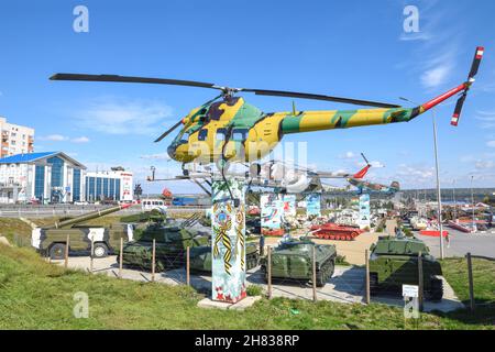 KAMENSK-SCHACHTINSKI, RUSSLAND - 04. OKTOBER 2021: Ansicht der Exposition des militärisch-patriotischen Komplexes Patriot an einem sonnigen Tag Stockfoto