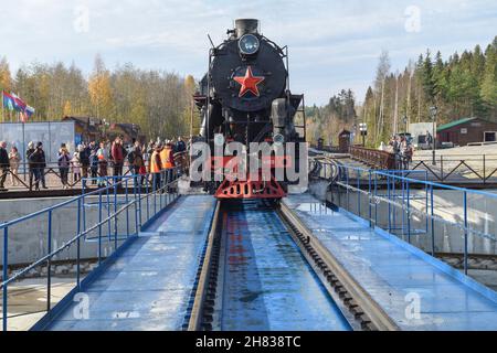 RUSKEALA, RUSSLAND - 07. OKTOBER 2021: An einem sonnigen Oktobernachmittag steigt eine sowjetische Frachtdampflokomotive L-4429 in die Drehscheibe ein Stockfoto