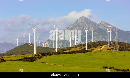 Windmühlen produzieren erneuerbare elektrische Energie Andalusien, Südspanien Stockfoto