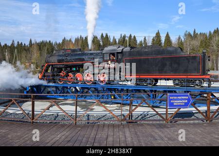 RUSKEALA, RUSSLAND - 07. OKTOBER 2021: An einem sonnigen Oktobertag dreht sich die sowjetische Frachtdampflokomotive L-4429 auf einer Drehscheibe Stockfoto