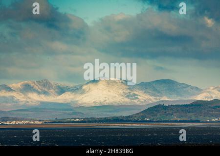 Heysham, Lancashire, Großbritannien. 27th. November 2021. The First Snow of the Winter on the Southlakeland Fells Credit: PN News/Alamy Live News Stockfoto