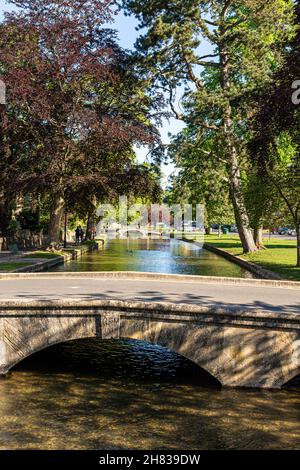 Zwei der Brücken über den Fluss Windrush im Cotswold-Dorf Bourton on the Water, Gloucestershire, Großbritannien. Stockfoto