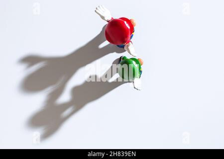 Moskau, Russland - 27. November 2021: Draufsicht auf Kunststoff-Figur von Mario und Luigi aus Nintendo Videospiel. Stockfoto