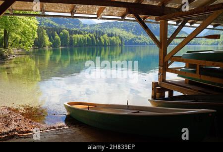 Bootshaus auf dem wunderschönen smaragdgrünen Alpsee in den deutschen Alpen in Hohenschwangau bei den Schlössern Hohenschwangau und Neuschwanstein, Allgau, Bavari Stockfoto