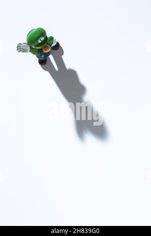 Moskau, Russland - 27. November 2021: Draufsicht auf Kunststoff-Figur von Luigi aus Nintendo Videospiel. Stockfoto