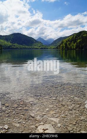 Wunderschöner smaragdgrüner Alpsee in den deutschen Alpen in Hohenschwangau bei den Schlössern Hohenschwangau und Neuschwanstein, Allgau, Bayern, Deutschland Stockfoto