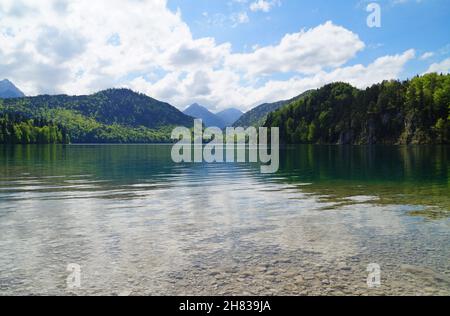 Wunderschöner smaragdgrüner Alpsee in den deutschen Alpen in Hohenschwangau bei den Schlössern Hohenschwangau und Neuschwanstein, Allgau, Bayern, Deutschland Stockfoto