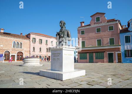 VENEDIG, ITALIEN - 26. SEPTEMBER 2017: Denkmal des italienischen Komponisten Baldassare Galuppi (Buranello) auf dem Stadtplatz. Burano Island Stockfoto