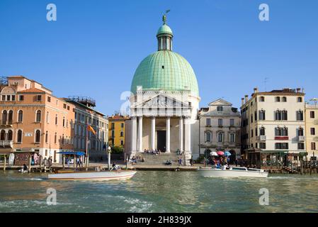 VENEDIG, ITALIEN - 26. SEPTEMBER 2017: Blick auf die Kirche San Simeon Piccolo am Ufer des Canale Grande an einem sonnigen Nachmittag Stockfoto