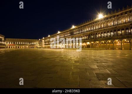 VENEDIG, ITALIEN - 28. SEPTEMBER 2017: Nacht auf dem Markusplatz Stockfoto