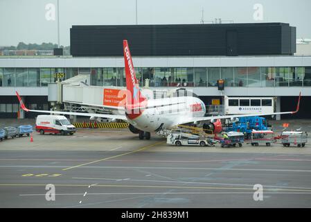 AMSTERDAM, NIEDERLANDE - 30. SEPTEMBER 2017: Boeing 737 (TC-TJI) von Corendon Airlines zum Flughafen Schiphol an einem bewölkten Tag Stockfoto