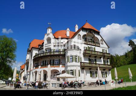 Schloss Hohenschwangau, Schloss Neuschwanstein und Hotel-Restaurant zur Alpenrose in den Alpen am Alpsee Stockfoto