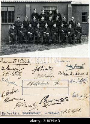 September 1944. RAF-Piloten, die vor den Kasernen des RAF Bishops Court, County Down, Nordirland, stehen. Nr. 7 (Beobachter) Advanced Flying Unit. Der Kurs lief vom 27th. Mai 1944 bis zum 5th. September 1944. Die Flieger führten bei Tag und Nacht Navigations- und Bombenübungen über Nordirland, Wales, schottischen Inseln und der Isle of man durch und flogen mit Avro Anson Trainingsflugzeugen. Viele der Männer signierten die Rückseite des Fotos (ebenfalls enthalten). Stockfoto