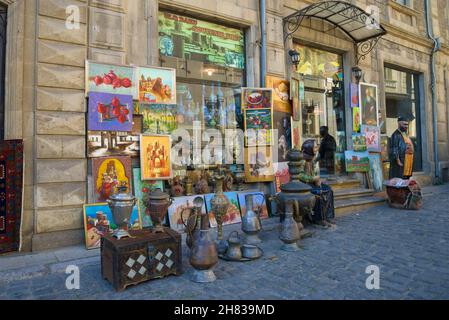 BAKU, ASERBAIDSCHAN - 29. DEZEMBER 2017: Souvenirladen in der Altstadt Stockfoto