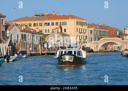 VENEDIG, ITALIEN - 26. SEPTEMBER 2017: Vaporetto mit Passagieren auf dem Kanal von Kannaredzho an sonnigen Tagen Stockfoto