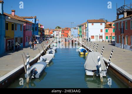 VENEDIG, ITALIEN - 26. SEPTEMBER 2017: Sonniger Tag auf dem zentralen Kanal der Insel Burano Stockfoto