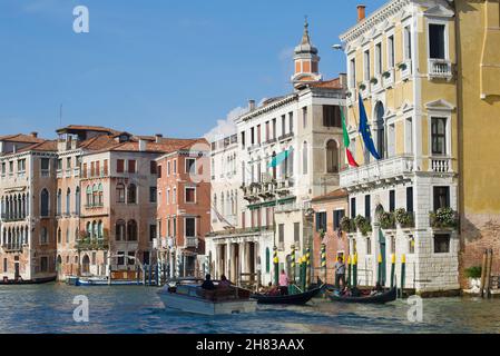 VENEDIG, ITALIEN - 26. SEPTEMBER 2017: Ein sonniger Tag auf dem Canal Grande Stockfoto