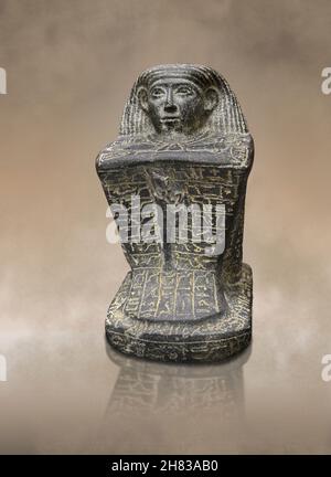 Alte ägyptische Würfel Block Statue von Horemtabat, 660 v. Chr., 25th Dynastie. Kunsthistorisches Museum Wien Inv. AS 9639. Granire Höhe 32 cm Breite 15,8 Stockfoto