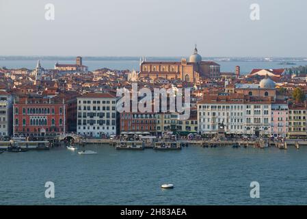 VENEDIG, ITALIEN - 26. SEPTEMBER 2017: Slawjanskaja-Böschung am Abend des September Stockfoto