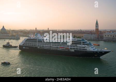 VENEDIG, ITALIEN-26. SEPTEMBER 2017: 'Azamara Quest' Cruise Liner passiert die Straße von Giudecca Stockfoto