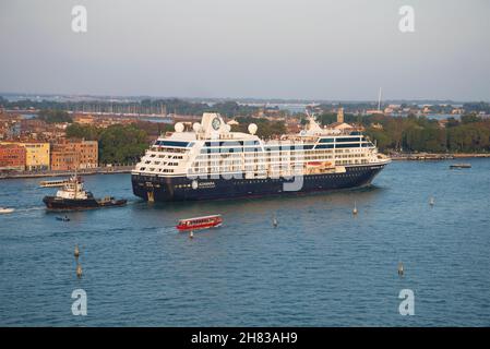 VENEDIG, ITALIEN - 26. SEPTEMBER 2017: Der Kreuzfahrtdampfer 'Azamara Quest' fährt durch die venezianische Lagune Stockfoto