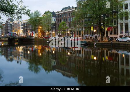 AMSTERDAM, NIEDERLANDE - 30. SEPTEMBER 2017: Am frühen Septembermorgen auf dem Stadtkanal Stockfoto