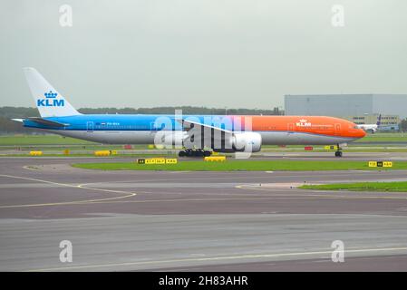 AMSTERDAM, NIEDERLANDE - 30. SEPTEMBER 2017: Flugzeug KLM Boeing 777-300 (PH-BVA) auf der Rollbahn des Flughafens Schiphol Stockfoto