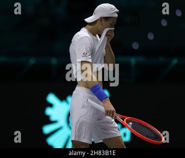 Turin, Italien, 27th. November 2021. Zsombor Piros aus Ungarn reagiert im Gruppenspiel zwischen Australien und Ungarn während des Davis Cup Finals 2021 by Rakuten in der Pala Alpitour Arena in Turin gegen John Millman aus Australien. Bildnachweis sollte lauten: Jonathan Moscrop / Sportimage Stockfoto