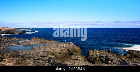 LOS SILOS, TENERIFFA/SPANIEN - 3. NOVEMBER 2021: Basaltsäulen am Strand von Los Silos Stockfoto