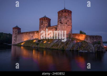 Die alte Festung Olavinlinna in der Julidämmerung aus der Nähe. Savonlina, Finnland Stockfoto