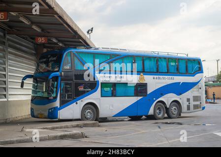 BANGKOK, THAILAND - 14. DEZ 2018: Intercity-Bus am North Bus Terminal Boarding Platform an einem bewölkten Tag Stockfoto