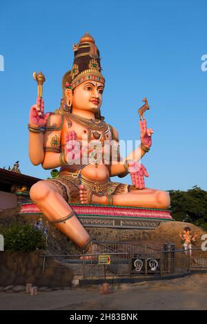 TRINCOMALEE, SRI LANKA - 09. FEBRUAR 2020: Eine riesige Statue von Shiva vor einem blauen wolkenlosen Himmel. Hindu-Tempelkomplex Koneswaram-Tempel Stockfoto