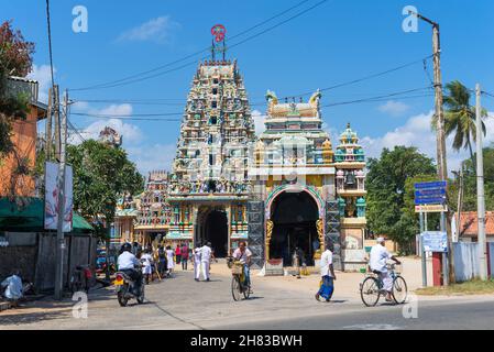 TRINCOMALEE, SRI LANKA - 10. FEBRUAR 2020: Antiker hinduistischer Tempelkomplex von Sri Bhadrakali Amman Kovil (Kali Kovil) in einem Stadtbild an einem sonnigen Tag Stockfoto