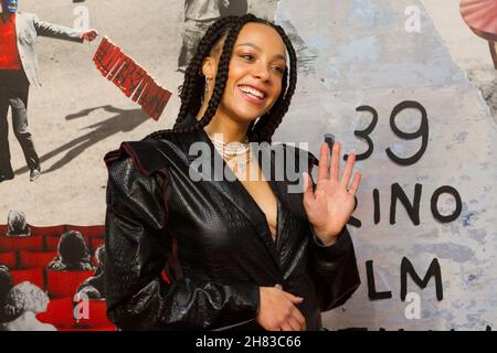 Turin, Italien. 26th. November 2021. Valentina Vernia posiert auf dem roten Teppich des Turiner Filmfestivals 2021. (Foto: Marco Destefanis/Pacific Press/Sipa USA) Quelle: SIPA USA/Alamy Live News Stockfoto