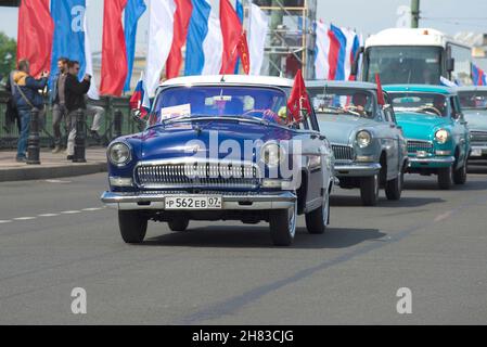 SANKT PETERSBURG, RUSSLAND - 25. MAI 2019: Sowjetische Oldtimer der GAZ-21 'Wolga' auf der Parade des Retro-Transports zu Ehren des City Day. St. Petersbu Stockfoto