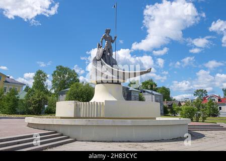 PETROZAWODSK, RUSSLAND - 12. JUNI 2020: Skulptur 'Onango' (Geburt von Petrozawodsk) aus der Nähe an einem sonnigen Junitag Stockfoto